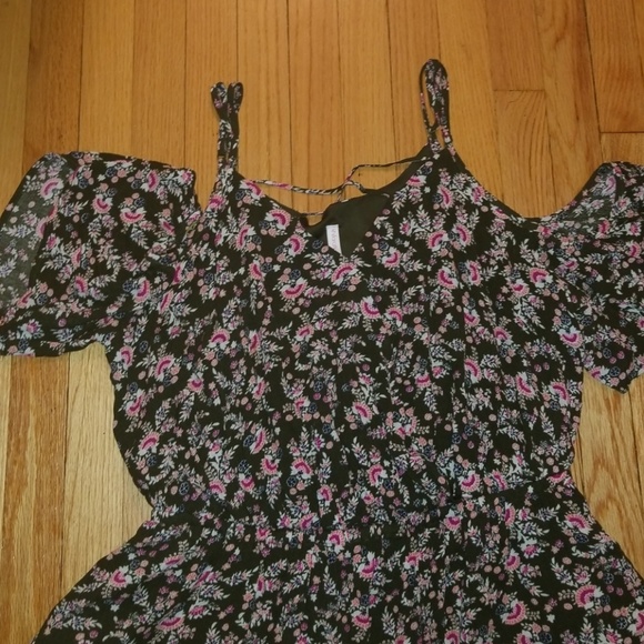 Floral Romper with open shoulders - Picture 2 of 5